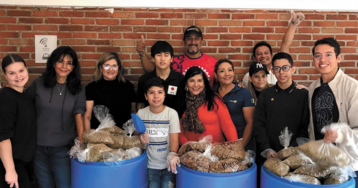 Reciben donación para mascotas de Acapulco