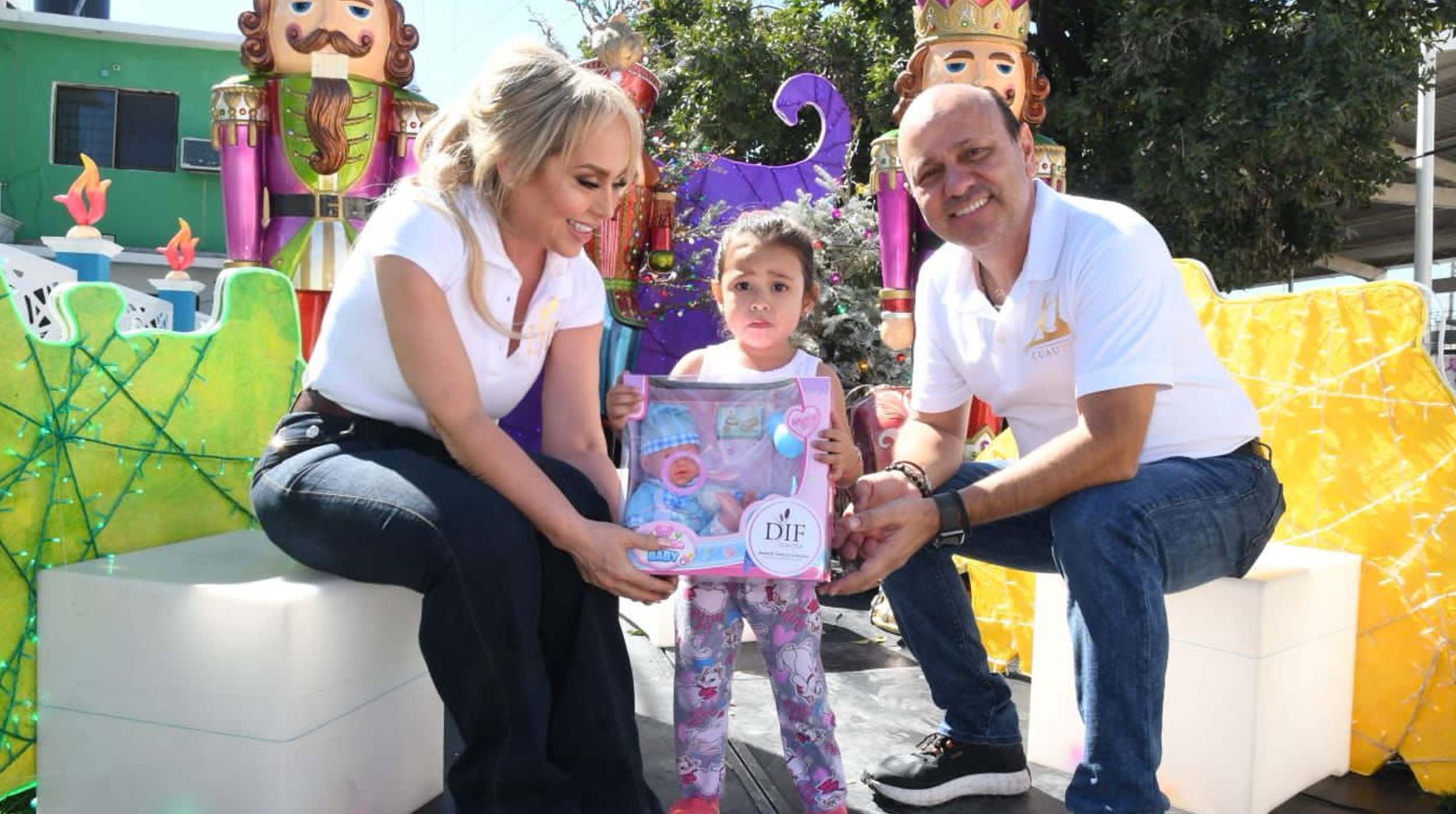 repartición de juguetes a niños